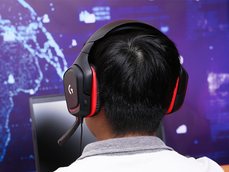 Bạn nam sử dụng tai nghe chụp tai Logitech